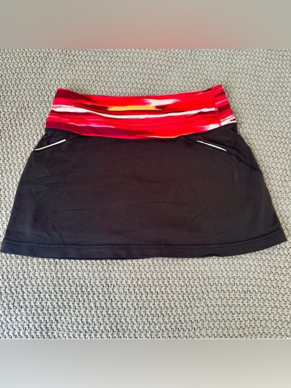 Athleta Relay Running Skort Small Black Red Print Waistband Athletic Skirt